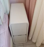 서랍 2개가 있는 단단한 나무 침대 옆 탁자 다리 없는 디자인 침실용 소형 스탠드 미니멀리스트 좁은 보관 캐비닛