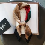 2025 새로운 여성의 부드러운 새틴 헤어 스카프 패션 스퀘어 인쇄 Headscarf 70cm 전문 액세서리 디자이너 스카프 머리띠