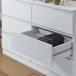 모던 북유럽 스타일 화이트 원목 서랍장, 넉넉한 수납 공간과 견고한 내구성으로 침실 가구에 적합합니다. - 이미지 4