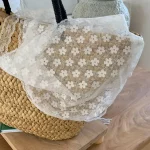 레이스 꽃 우아한 기질 레이스 여성 꽃 흰색 달콤한 삼각형 스카프 얇은 통기성 리본 예술적 스타일 여행 사진 - 이미지 3