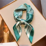 2025 새로운 여성의 부드러운 새틴 헤어 스카프 패션 스퀘어 인쇄 Headscarf 70cm 전문 액세서리 디자이너 스카프 머리띠 - 이미지 5