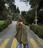 2025년 봄 신상 여성 스웨이드 질감 효과 루즈핏 패션 라펠 숄더 보머 재킷 - 이미지 4