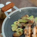 마운틴하이커 캠핑 그리들 스텐 그릴 팬 바베큐 고기 불판 원목 손잡이 - 이미지 2